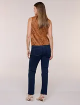 Blusa sin mangas de suede color marrón, con diseño artesanal de calados láser florales tipo broderie, galones de encaje vertical a tono, escote redondo y cierre frontal con botones rústicos.