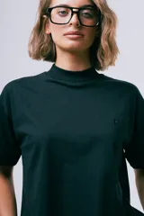Camiseta básica de algodón orgánico color negro, con cuello alto y mangas cortas.