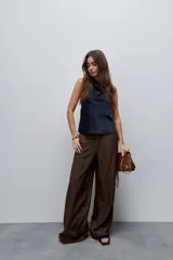 Pantalón wide leg de tiro alto, confeccionado en tela ligera de caída fluida y brillo sutil.