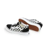 Championes Vans modelo Old Skool, con diseño clásico de tablero de ajedrez en blanco y negro, puntera y talón en gamuza negra y la icónica banda lateral blanca.