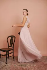 Vestido largo de tul plumetí en color rosa suave, con detalles de encaje bordado en el torso y volados en los hombros.