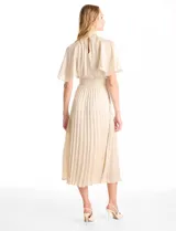Vestido midi de satén color azul marino, con cuello alto y cintura elástica, ambos con detalle en punto smock. Presenta mangas cortas fluidas y falda plisada con caída ligera.