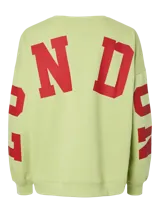 Buzo oversize de color amarillo con cuello redondo y mangas largas, con estampado de letras en color bordó en las mangas.