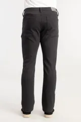 Pantalón de punto color negro con corte ajustado y diseño moderno, ideal para un estilo urbano o smart casual.