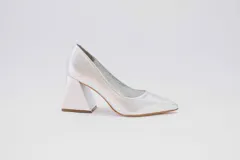 Zapatos de tacón color fucsia con textura croco, punta fina y tacón cuadrado forrado en cuero.