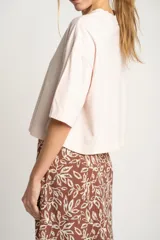 Remera rosa de algodón peinado, corte al cuerpo y mangas cortas.