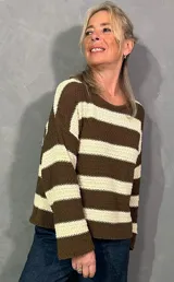 Sweater de punto a rayas horizontales en marrón y beige, con cuello redondo y mangas largas.