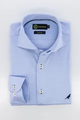 Camisa de vestir celeste con diseño de espiga, corte slim fit, cuello italiano y manga larga.