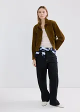 Jeans de denim azul oscuro, de corte recto y tiro medio, con diseño clásico de cinco bolsillos y trabillas para cinturón.