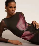 Vestido midi de tul con estampado floral y mangas largas transparentes.