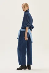 Camisa de lyocell azul oscuro con bordado floral a tono en el pecho y mangas voluminosas. Presenta un calce recto.