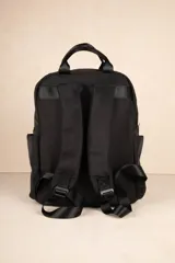 Mochila color verde militar de nylon con asa fija doble, dos bolsillos externos frontales con cierre, dos compartimentos laterales y un compartimento interno grande.