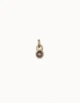 Charm de aleación de metales bañado en oro de 18k con forma redonda y un cristal rosa engastado en el centro.