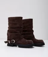 Botas tipo borcego de gamuza color marrón oscuro, con diseño de caña media arrugada y suela track negra. Incluye una tira decorativa con hebilla metálica plateada en la zona del tobillo.