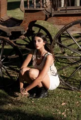 Blusa color beige con diseño calado y terminaciones en negro.