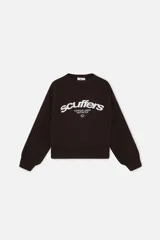 Suéter de punto acanalado color marrón, con cuello redondo, mangas largas y corte relajado. Presenta un bordado frontal en color blanco con el logo de la marca y texto descriptivo.