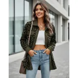 Sobre camisa de pana con estampado animal print, cuello camisero, mangas largas y cierre frontal con botones.