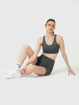 Calza short deportiva color verde militar, con cintura alta y dos bolsillos laterales.