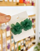 Par de caravanas con forma de flor color verde esmeralda.