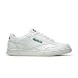Championes Reebok modelo Court Advance, de diseño clásico y minimalista en color blanco con detalles en verde oscuro en el logo lateral y en la lengüeta. Confeccionados en cuero sintético con suela de goma resistente.