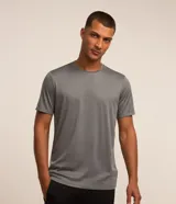 Remera deportiva básica de manga corta y cuello redondo, color gris melange, confeccionada en tejido de poliéster con tecnología Dry para mayor transpirabilidad.