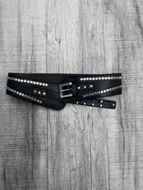 Cinto faja negro de cuero sintético con hebilla metálica plateada y tachas plateadas.