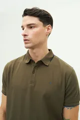 Remera polo gris con cuello y mangas con borde blanco, logo bordado en el pecho y corte regular. Confeccionada en algodón y spandex.