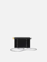 Bolso de cuero color negro modelo La Petite Pochette Rond C de Jacquemus, con silueta de sobre, solapa superior enrollada con broche magnético, extremos metálicos en plata y oro, y logo grabado en letras doradas en el frente.