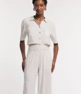 Pantalón pantacourt color crudo, de sarga con efecto lino, con cintura elástica y bolsillos delanteros.