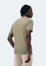 Camiseta de manga corta color rojo con cuello en V.