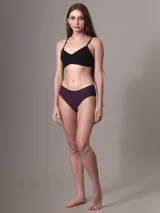 Bombacha hipster color morado de microfibra ligera con bordes cortados a láser y logo de Calvin Klein estampado en la cadera.