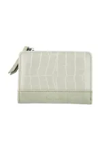 Monedero color verde claro con textura símil cuero de cocodrilo, cierre con cremallera y broche imantado.