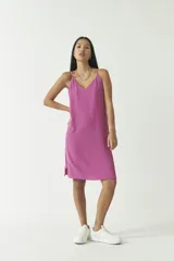 Vestido corto fucsia de algodón, con escote en V y tirantes finos.