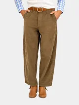 Pantalón de pana color marrón, de corte recto y holgado, con bolsillos laterales y presillas para cinturón.