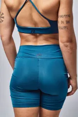 Calza biker azul de tiro alto para entrenamiento.