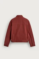 Cazadora cropped fit de Zara confeccionada en tejido de algodón con estructura canvas, de color bordó con efecto lavado. Cuenta con cuello solapa, manga larga con puños abotonados, bolsillos frontales de plastrón con solapa, parche bordado en el pecho y cierre frontal con cremallera.