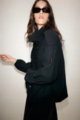 Chaqueta oversize de modal con cuello subido, cierre frontal con botones a presión y mangas largas con puños elásticos. Presenta trabillas en los hombros, bolsillos de vivo en el delantero y bajo abullonado con elástico.