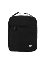 Set de accesorios de viaje color verde oliva, compuesto por una mochila, una lonchera y una cartuchera o neceser, todos con diseño minimalista y logo de la marca.
