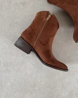 Botas texanas cortas de cuero vacuno color negro, con puntera fina y taco bajo.