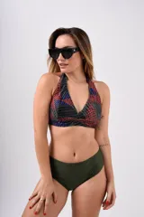 Conjunto de bikini con corpiño triangular con estampado abstracto en tonos violeta, rosa y negro, y bombacha tiro alto negra.