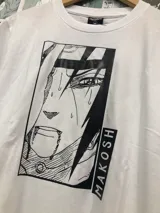 Remera blanca de algodón con estampado de Itachi Uchiha del anime Naruto.