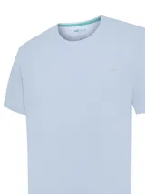 Remera RKF de algodón orgánico color celeste, de manga corta y cuello redondo, con un pequeño parche del logo bordado en el pecho.