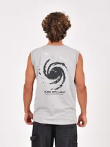 Musculosa gris melange de corte recto, con cuello redondo y sisas amplias. Estampado frontal con texto en tipografía gótica que dice "Align With Light".