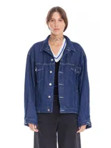 Campera trucker oversized de denim azul con pespuntes en contraste.