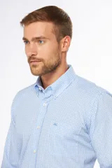 Camisa celeste con estampado a cuadros blancos, de manga larga y corte clásico.