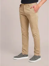 Pantalon tipo chino de corte ajustado, color gris oscuro, con cierre de boton y cremallera, y bolsillos laterales.