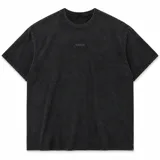 Remera de corte oversize con efecto de lavado a la piedra, confeccionada en algodón de alto gramaje. Presenta cuello redondo y un pequeño diseño bordado en el centro del pecho.