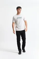 Pantalón chino de hombre color negro, confeccionado en gabardina con fit regular. Incluye bolsillos, cremallera y logo bordado.