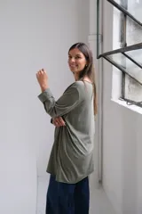 Remera de corte holgado y largo, con cuello redondo y mangas largas con dobladillo.