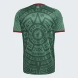 Camiseta de fútbol Adidas de la selección de México, primera equipación 2026. Diseño en color verde con estampado gráfico inspirado en la cultura azteca, detalles en blanco y rojo en el cuello y las mangas, logo de la marca y escudo de la selección en el pecho.